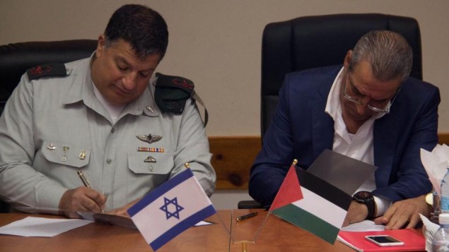 الجنرال يؤاف مردخاي، قائد مكتب منسف النشاطات الحكومية في الاراضي، ووزير الشؤون المدنية في السلطة الفلسطينية حسين الشيخ على مذكرة استفهام لتحسين الخدمات البريدية في الضفة الغربية، 4 سبتمبر 2016 (COGAT)