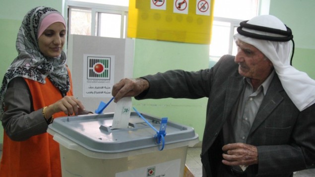رجل فلسطيني يدلي بصوته في انتخابات المجالس المحلية في بلدة البيرة في الضفة الغربية، 20 اكتوبر 2012 (Issam Rimawi/FLASH90)