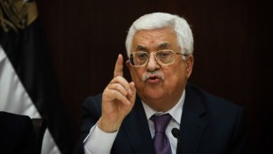 رئيس السلطة الفلسطينية محمود عباس يتحدث مع الصحافة الإسرائيلية في رام الله، 21 يناير 2016 (Yonatan Sindel/Flash90)