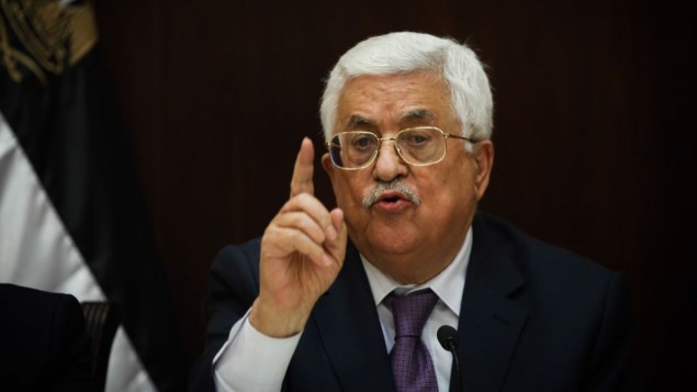 رئيس السلطة الفلسطينية محمود عباس يتحدث مع الصحافة الإسرائيلية في رام الله، 21 يناير 2016 (Yonatan Sindel/Flash90)