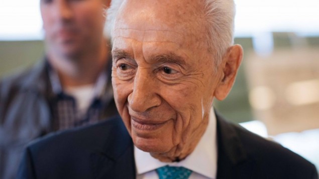 الرئيس الإسرائيلي السابق شمعون بيريس خلال حفل في مركز بيريس للسلام في تل ابيب، 27 يونيو 2016 (Ben Kelmer/Flash90)
