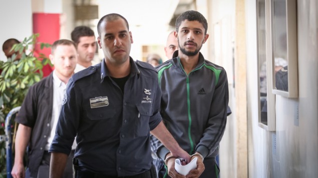 علي نمر في طريقه إلى قاعة محكمة الصلح في القدس، 15 سبتمبر، 2016. (Yonatan Sindel/Flash90) علي نمر في طريقه إلى قاعة محكمة الصلح في القدس، 15 سبتمبر، 2016. (Yonatan Sindel/Flash90)