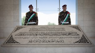 جنود فلسطينيون يحرسون ضريح الرئيس الفلسطيني الراحل ياسر عرفات في رام الله، 6 اغسطس 2016 (Zack Wajsgras/Flash90)