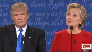 دونالد ترامب وهيلاري كلينتون خلال المناظرة الرئاسية في 26 سبتمبر، 2016. (لقطة شاشة من CNN)