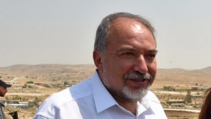 وزير الدفاع افيغادور ليبرمان خلال جولة في القرى البدوية في النقب، جنوب اسرائيل، 29 اغسطس 2016 (Ariel Hermoni/Defense Ministry)
