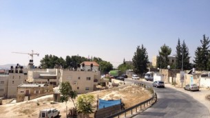 شارع رئيسي في جبل المكبر، إحدى القرى العربية المحيطة في حي أرمون هنتسيف (Jessica Steinberg/Times of Israel)