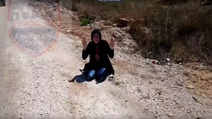 اعتقال امرأة فلسطينية بحوزتها سكين بالقرب من مستوطنة ايتمار في الضفة الغربية، 18 سبتمبر 2016 (screen capture: YouTube)