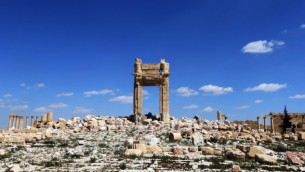 صورة تظهر ما تبقى من معبد بعل شمين في مدينة تدمر الأثرية السورية، والذي قام تنظيم الدولة ألإسلامية بتفجيرة، 31 مارس، 2016. (AFP/Joseph Eid)