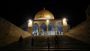 فلسطينيون يمرون من أمام قبة الصخرة في مجمع المسجد الأقصى في الحرم القدسي خلال صلاة "التراويح" في الليلة الأولى من شهر رمضان، في 6 يونيو، 2016. (Ahmad Gharabli/AFP)