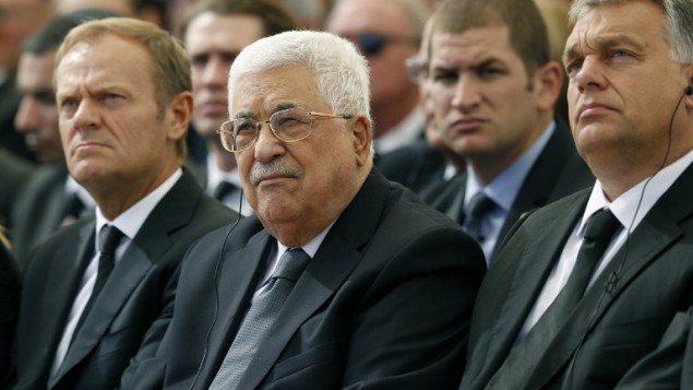 رئيس السلطة الفلسطينية محمود عباس (وسط الصورة) يجلس إلى جانب رئيس المجلس الأوروبي دونالد توسك (من اليسار) والرئيس المجري فيكتور أوروبان في مقبرة جبل هرتسل خلال مراسم جنازة الرئيس الإسرائيلي السابق شمعون بيريس، 30 سبتمبر، 2016. (AFP/Pool/Abir Sultan) رئيس السلطة الفلسطينية محمود عباس (وسط الصورة) يجلس إلى جانب رئيس المجلس الأوروبي دونالد توسك (من اليسار) والرئيس المجري فيكتور أوروبان في مقبرة جبل هرتسل خلال مراسم جنازة الرئيس الإسرائيلي السابق شمعون بيريس، 30 سبتمبر، 2016. (AFP/Pool/Abir Sultan)