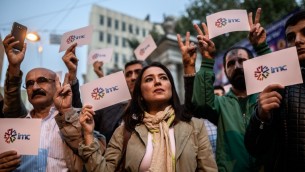 موظفون وداعمون لقناة قناة آي ام سي تي في المدافعة عن قضايا الاكراد يتظاهرون ضد اغلاق القناة من قبل السلطات التركية في اسطنبول، 4 اكتوبر 2016 (AFP/Ozan Kose)