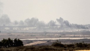 صورة تم إلتقاطها من الحدود الإسرائيلية مع غزة تظهر الدخان يتصاعد من قطاع غزة الذي تسيطر عليه حركة حماس في أعقاب قصف إسرائيلي في 5 أكتوبر، 2016. (Jack Guez/AFP)