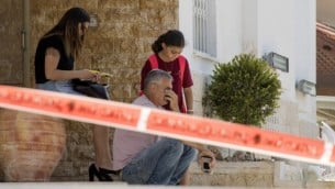 إسرائيليون يجلسون خارج منزلهم بالقرب من موقع سقوط صاروخ تم إطلاقه من قطاع غزة في مدينة سديروت الإسرائيلية، 5 أكتوبر، 2016. (Jack Guez/AFP)