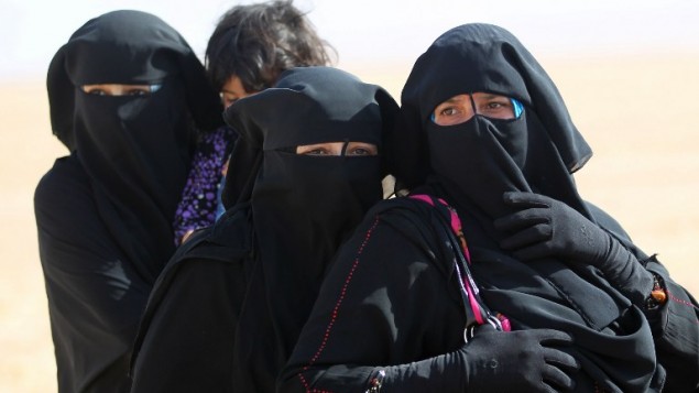 نازحون عراقيون من بلدة بجوانية، على بعد حوالي 30 كيلومترا من الموصل، الفارين بعد تحرير القوات العراقية البلدة من تنظيم الدولة الإسلامية، 18 أكتوبر 2016 (AFP PHOTO / AHMAD AL-RUBAYE)