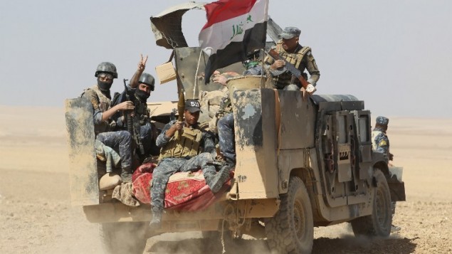 القوات العراقية تنتشر في بلدة بجوانية، على بعد حوالي 30 كيلومترا من الموصل، بعد تحرير البلدة من تنظيم الدولة الإسلامية، 18 أكتوبر 2016 (AFP PHOTO / AHMAD AL-RUBAYE)