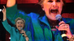 المرشحة الديمقراطية للرئاسة هيلاري كلينتون في كلمة لها خلال حفل ’أخرجوا للتصويت’ في ’مدرج بايفرونت بارك’ في ميامي بولاية فلوريدا، 29 أكتوبر، 2016. ( AFP PHOTO / Jewel SAMAD)