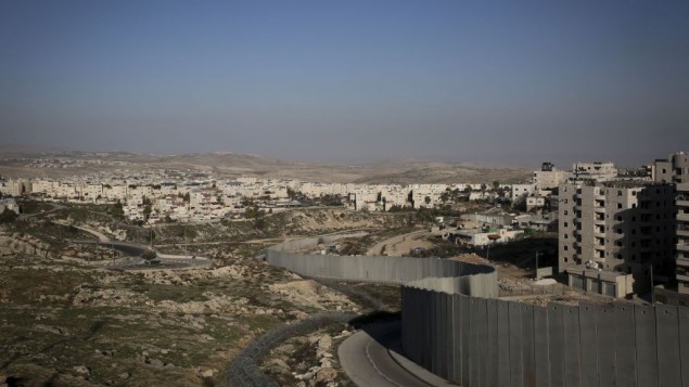 الجدار الامني الفاصل بين مخيم شعفاط في القدس الشرقية وبين حي بسغات زئيف اليهودي (Hadas Parush/Flash90)