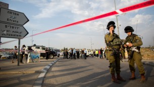 صورة توضيحية لجنود اسرائيليين بالقرب من مفرق عتصيون بالضفة الغربية، 20 اكتوبر 2015 (Yonatan Sindel/FLASH90)