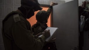 صورة توضيحية: جنود إسرائيليين يأخذون مقاسات منزل منفذ هجوم تحضيرا لهدمه، 28 نوفمبر، 2015. (IDF Spokesperson's Unit)