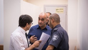 رئيس مجلس جولس المحلي، سلمان عامر، في محكمة في ريشون لتسيون بعد إطلاقه النار على مقاول بستنة أمام مبنى المجلس وقتله، في 5 سبتمبر، 2016. (Nati Shohat/Flash90)