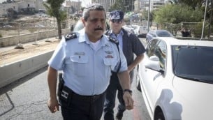 المفوض العام للشرطة روني الشيخ يصل إلى موقع الهجوم في حي الشيخ الجراح في القدس الشرقية، 9 أكتوبر، 2016. (Shlomi Cohen/Flash90)