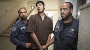 محمد جولاني (22 عاما)، من مخيم شعفاط في القدس الشرقية بطريقه الى المحكمة المركزية في القدس لتوجيه لائحة اتهام ضده لتخطيطه هجوم ضخم في المدينة، 11 اكتوبر 2016 (Hadas Parush/Flash90)