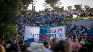 مئات النساء من حركة ’نساء يصنعن السلام’ يشاركن في مسيرة من أجل السلام في القدس، 19 أكتوبر، 2016. (Hadas Parush/Flash90)