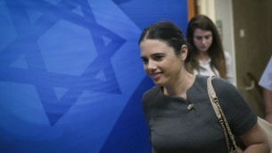 وزيرة العدل ايليت شاكيد تصل الجلسة الاسبوعية للحكومة في مكتب رئيس الوزراء في القدس، 30 اكتوبر 2016 (Ohad Zwigenberg)