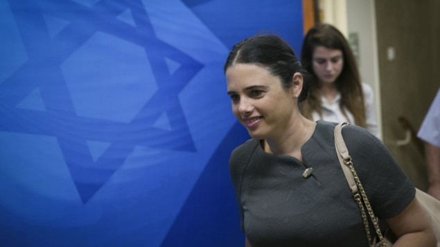 وزيرة العدل ايليت شاكيد تصل الجلسة الاسبوعية للحكومة في مكتب رئيس الوزراء في القدس، 30 اكتوبر 2016 (Ohad Zwigenberg)