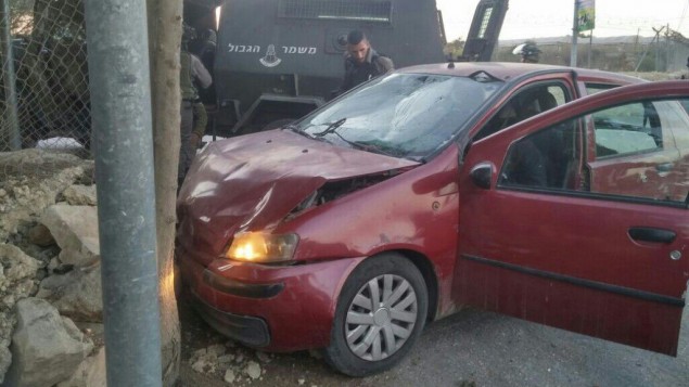 سيارة تم استخدامها بهجوم دهس في الضفة الغربية، بالقرب من بيت أُمّر، 30 اكتوبر 2016 (police spokesperson)