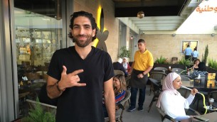 مالك سلسلة مقاهي "جاسمين"، جون سعادة،  من أمام فرع السلسلة في مدينة نابلس بالضفة الغربية، 18 سبتمبر، 2016.  (Andrew Tobin)