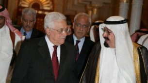 الملك السعودي عبد الله (من اليمين) يلتقي برئيس السلطة الفلسطينية محمود عباس في الرياض، 18 يونيو، 2014. (Omar Rashidi/Flash90)