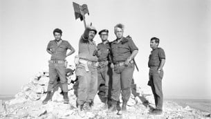 ارئيل شارون، اثناء قيادته لسلاح المدرعات في سيناء خلال حرب 1967 (Courtesy Israel Defense Force Archive)