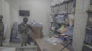 جنود داخل مطبعة يقول الجيش الإسرائيلي أنها قامت بطباعة ملصقات ومواد أخرى مؤيدة لهجمات ضد الإسرائيليين، في الرام في الضفة الغربية، 19 أكتوبر، 2016. (IDF Spokesperson)
