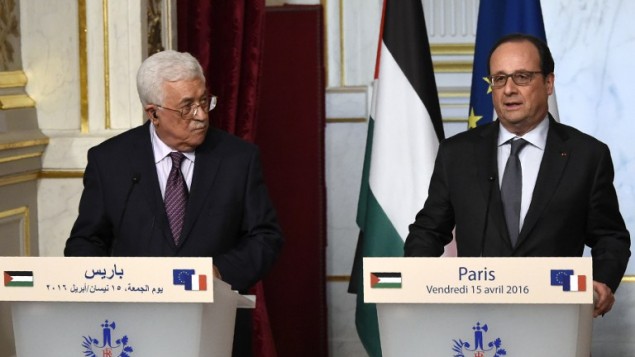 رئيس السلطة الفلسطينية محمود عباس والرئيس الفرنسي فرانسوا هولاند خلال مؤتمر صحفي مشترك بعد لقائهما في قصر الالزيه، 15 ابريل 2016 (AFP/Dominique Faget)