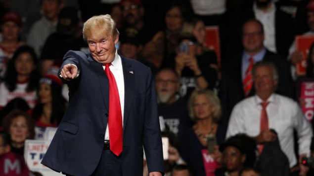 المرشح الجمهوري للرئاسة دونالد ترامب خلال كلمة أمام مناصريه في كلية التعليم فوق المتوسط ’ماكومب’ في 31 أكتوبر، 2016 في وورن بولاية ميشيغين. (AFP PHOTO / JEFF KOWALSKY)