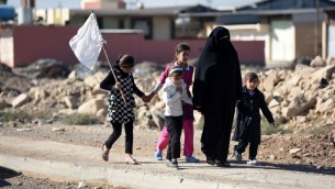 مدنيون يغادرون احدى الضواحي الشرقية لمدينة الموصل العراقية خلال عملية استعادتها من تنظيم الدولة الإسلامية، 3 نوفمبر 2016 (BULENT KILIC / AFP)