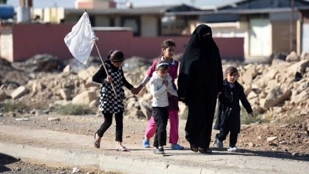 مدنيون يغادرون احدى الضواحي الشرقية لمدينة الموصل العراقية خلال عملية استعادتها من تنظيم الدولة الإسلامية، 3 نوفمبر 2016 (BULENT KILIC / AFP)