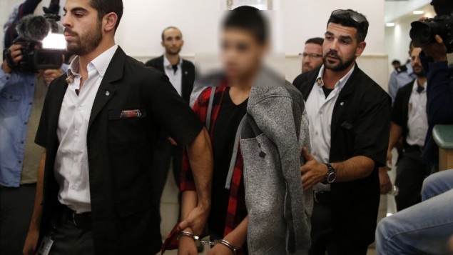 قاصر فلسطيني، الذي فرضت المحكمة أمر حظر نشر على هويته، أدين بمحاولة قتله لإسرائيليين اثنين في هجوم طعن وقع في أكتوبر 2015، يغادر قاعة المحكمة المركزية في القدس بعد جلسة النطق بالحكم، 7 نوفمبرن 2016. (AFP /AHMAD GHARABLI) قاصر فلسطيني، الذي فرضت المحكمة أمر حظر نشر على هويته، أدين بمحاولة قتله لإسرائيليين اثنين في هجوم طعن وقع في أكتوبر 2015، يغادر قاعة المحكمة المركزية في القدس بعد جلسة النطق بالحكم، 7 نوفمبرن 2016. (AFP /AHMAD GHARABLI)