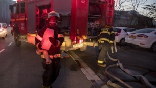 رجال إطفاء إسرائيليون يساعدون في إخماد حريق في مدينة حيفا الساحلية شمال إسرائيل، 24 نوفمبر، 2016. (AFP PHOTO / JACK GUEZ)