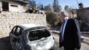 أفيغدور ليبرمان يتفقد البيوت المحترقة في مستوطنة حلميش في 27 نوفمبر، 2016. (AFP/ MENAHEM KAHANA)