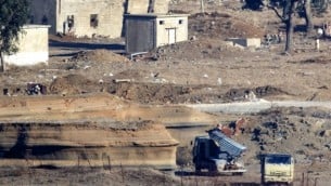 صورة تم إلتقاطهما من هضبة الجولان تظهر قاذفة صواريخ محملة يستخدمها عناصر تنظيم مسلح في الجانب السوري من الجولان، 28 نوفمبر، 2016. (AFP/ JACK GUEZ)