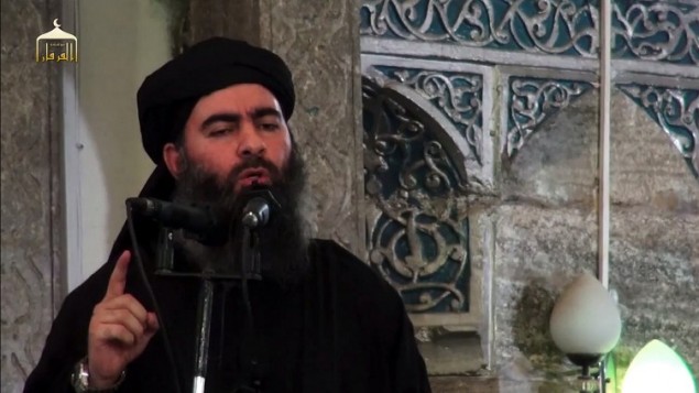 صورة شاشة من فيديو اصدره تنظيم الدولة الإسلامية في 5 يوليو 2014، يظهر فيه زعيم التنظيم ابو بكر البغدادي يلقي خطابا في مسجد في مدينة الموصل.(AFP/HO/al-Furqan Media)