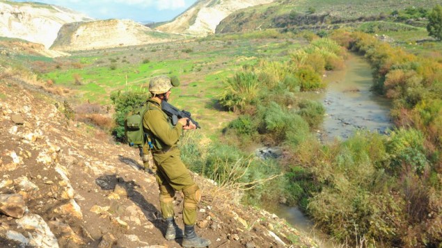 صورة للتوضيح: جنود إسرائيليون خلال تدريب في هضبة الجولان في 15 ديسمبر، 2014. (Matan Portnoy/IDF Spokesperson's Unit/Flickr) صورة للتوضيح: جنود إسرائيليون خلال تدريب في هضبة الجولان في 15 ديسمبر، 2014. (Matan Portnoy/IDF Spokesperson's Unit/Flickr)