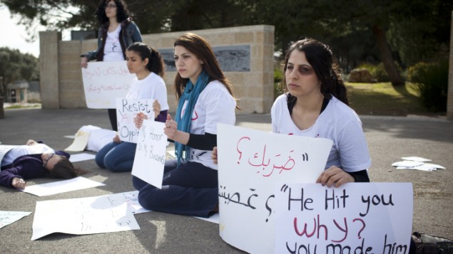 نساء عربيات ويهوديات يتظاهرن بصمت ضد العنف الاسري في الجامعة العبرية في القدس في 8 مارس، يوم المرأة العالمي (Yonatan Sindel/Flash90)