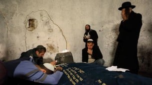 يهود حريديم يصلون في موقع ’قبر يوسف’ في مدينة نابلس بالضفة الغربية، 16 نوفمبر، 2009. (Yaakov naumi / Flash90)