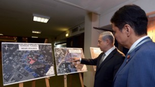 رئيس الوزراء بينيامين نتنياهو يعرض على وزير الخارجية الياباني خرائط الأنفاق الهجومية الممتدة من غزة إلى إسرائيل، خلال زيارة قام بها الأخير إلى إسرائيل. 24 يوليو، 2014. (Haim Zach/GPO)