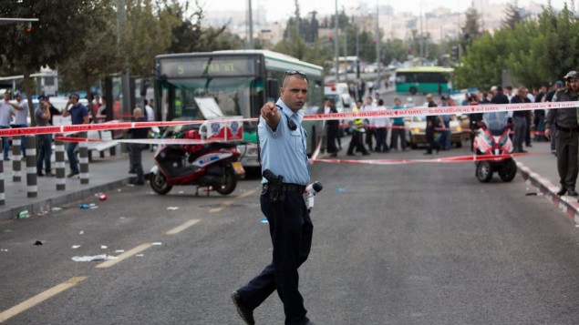 عناصر الشرطة في موقع هجوم طعن في القدس، 8 أكتوبر، 2015. (Yonatan Sindel/Flash90) عناصر الشرطة في موقع هجوم طعن في القدس، 8 أكتوبر، 2015. (Yonatan Sindel/Flash90)