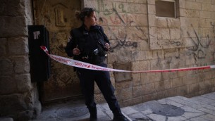 صورة توضيحية، شرطية اسرائيلية في ساحة هجوم طعن في القدس القديمة، 11 مارس 2016 (Yonatan Sindel/Flash90)