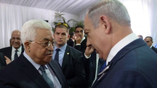 رئيس الوزراء بنيامين نتنياهو يلتقي برئيس السلطة الفلسطينية محمود عباس خلال جنازة الرئيس الإسرائيلي السابق شمعون بيرس في مقبرة جبل هرتسل بالقدس، 30 سبتمبر 2016 (Amos Ben Gershom/GPO)